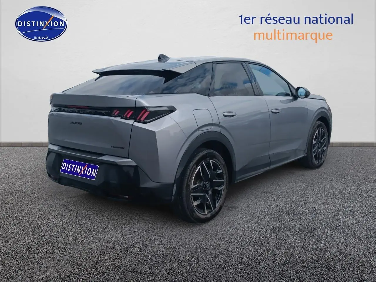Vue 3/4 arrière droite du Peugeot 3008 gris Artense avec jantes alu noires et feux arrière LED distinctifs.