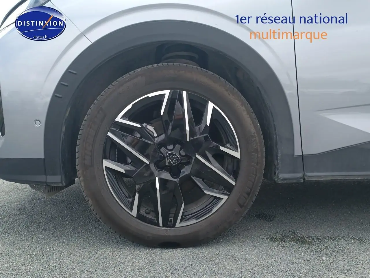 Gros plan sur la roue avant gauche du Peugeot 3008 gris Artense avec jante alu noire et argentée.