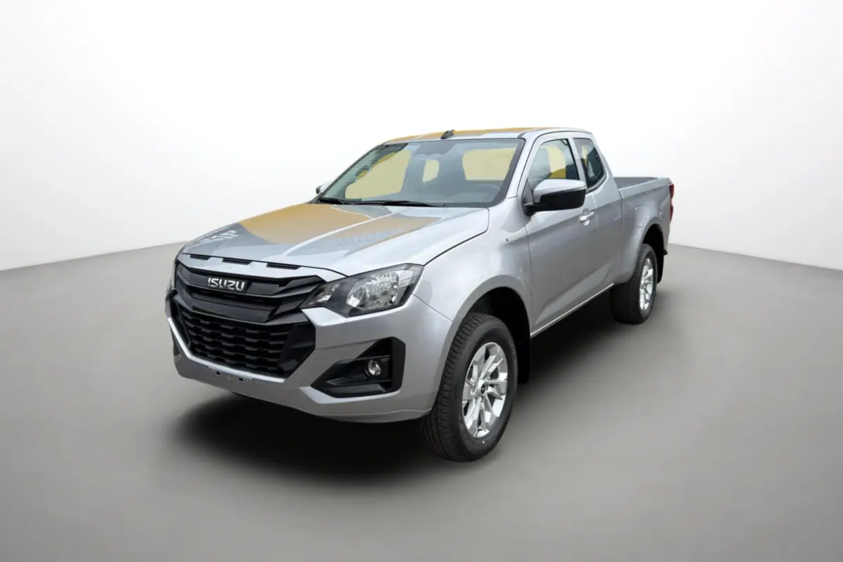 Isuzu D-MAX 2.2 TD 164 Space Evolution argent Mercury, vue 3/4 avant droit avec calandre noire distinctive.