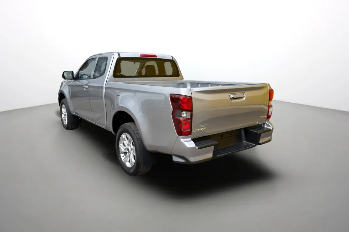 Isuzu D-MAX 2.2 TD 164 Space Evolution argent métal vu en 3/4 arrière droit, benne ouverte et jantes alu visibles.