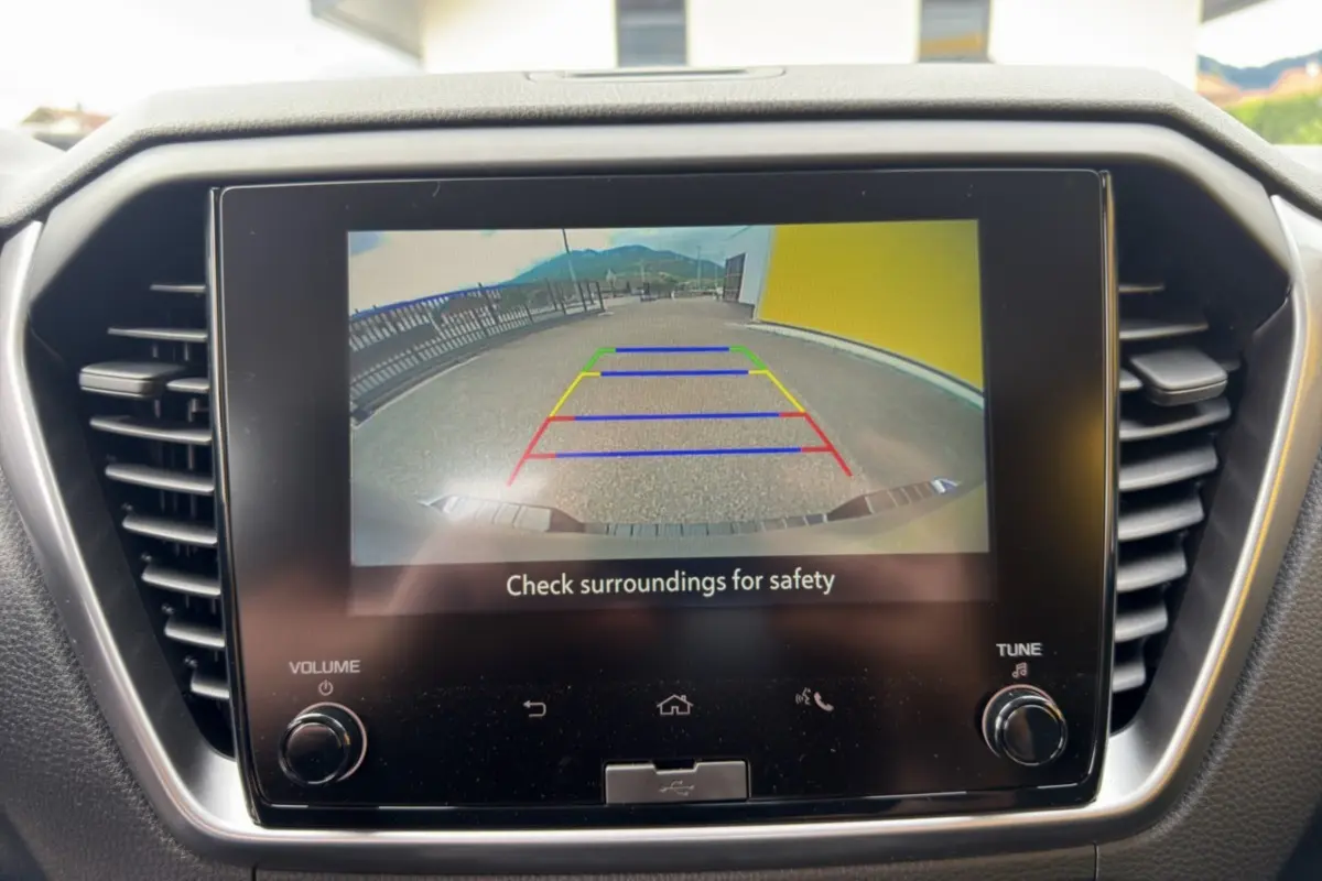 Écran tactile intérieur montrant la caméra de recul du pick-up Isuzu D-MAX 2.2 TD 164 Space Evolution A/T8.