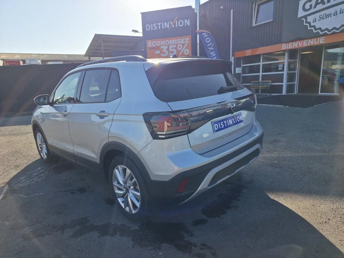 Vue 3/4 arrière droite d'un Volkswagen T-Cross gris métallisé avec jantes alliage et vitres arrière surteintées.