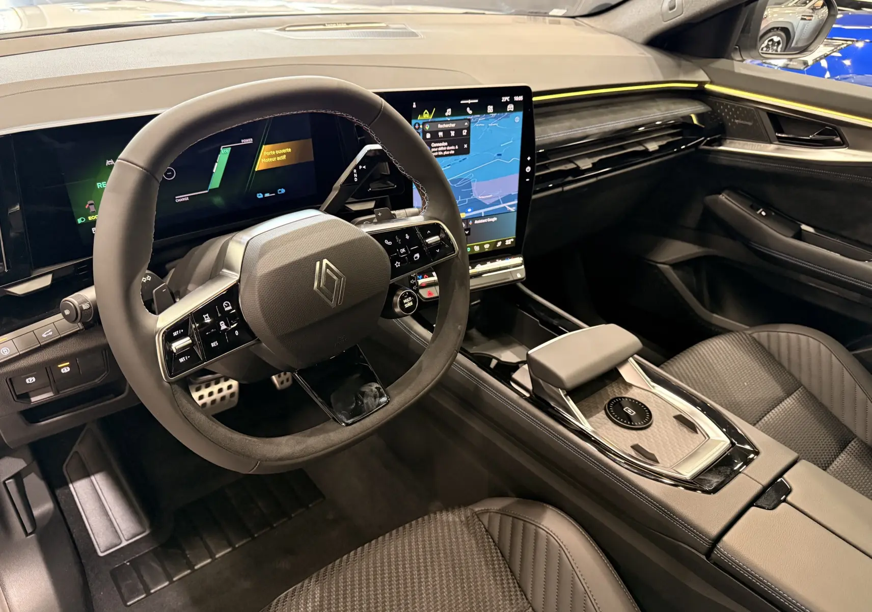 Vue intérieure côté conducteur du Renault Austral Full hybrid E-Tech 2026, avec volant multifonction et écran tactile vertical.