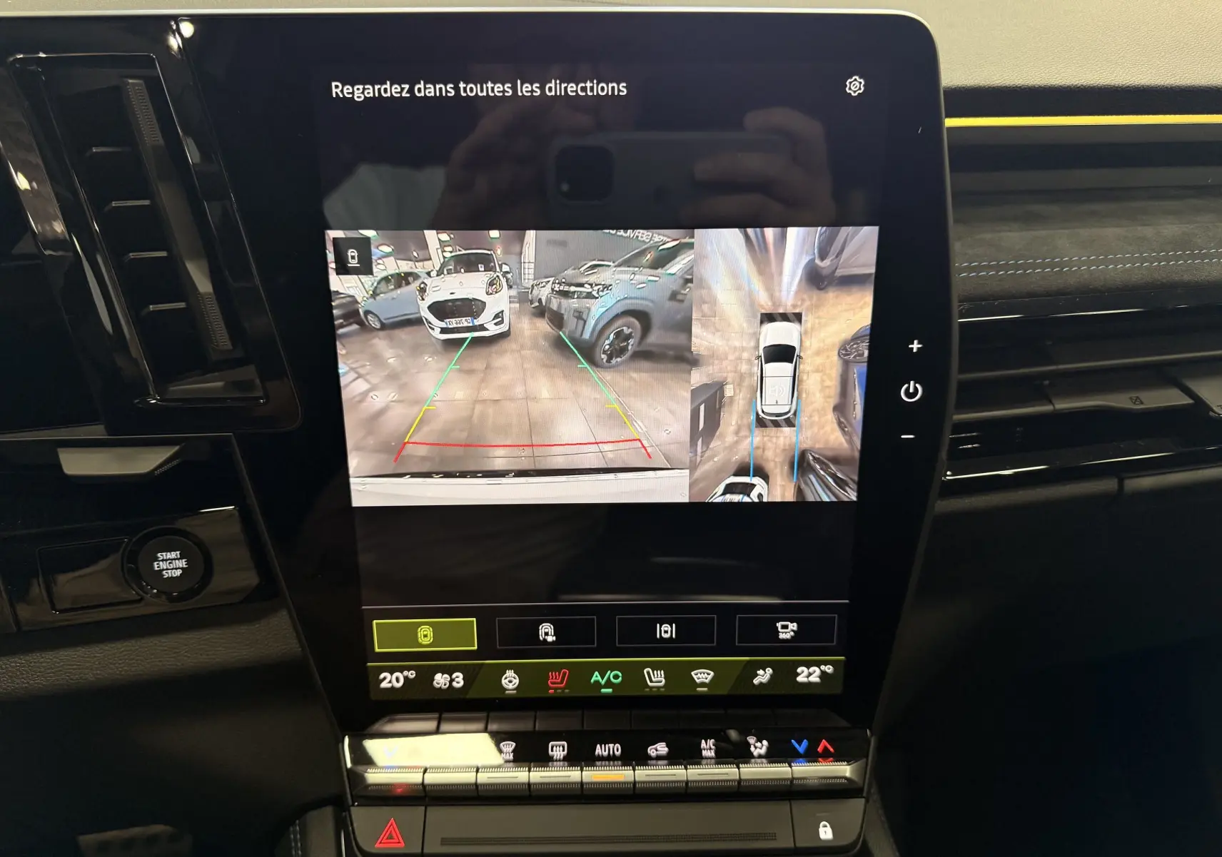 Écran central du Renault Austral Full hybrid 2026 montrant la caméra de recul et la vue à 360° intérieure.