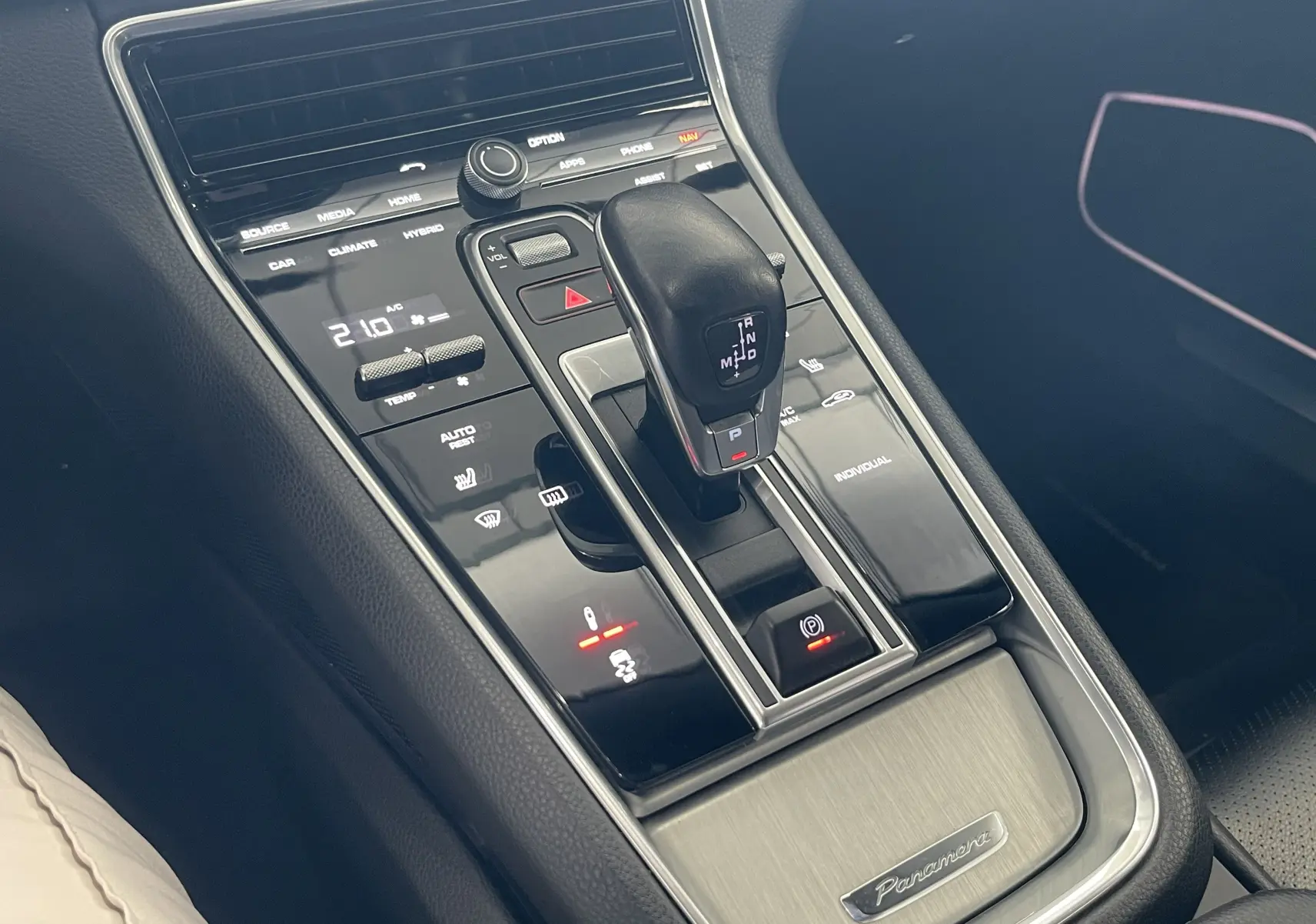 Console centrale avec levier de vitesses automatique du Porsche Panamera Sport Turismo gris, mettant en valeur les commandes tactiles et l'écran digital.