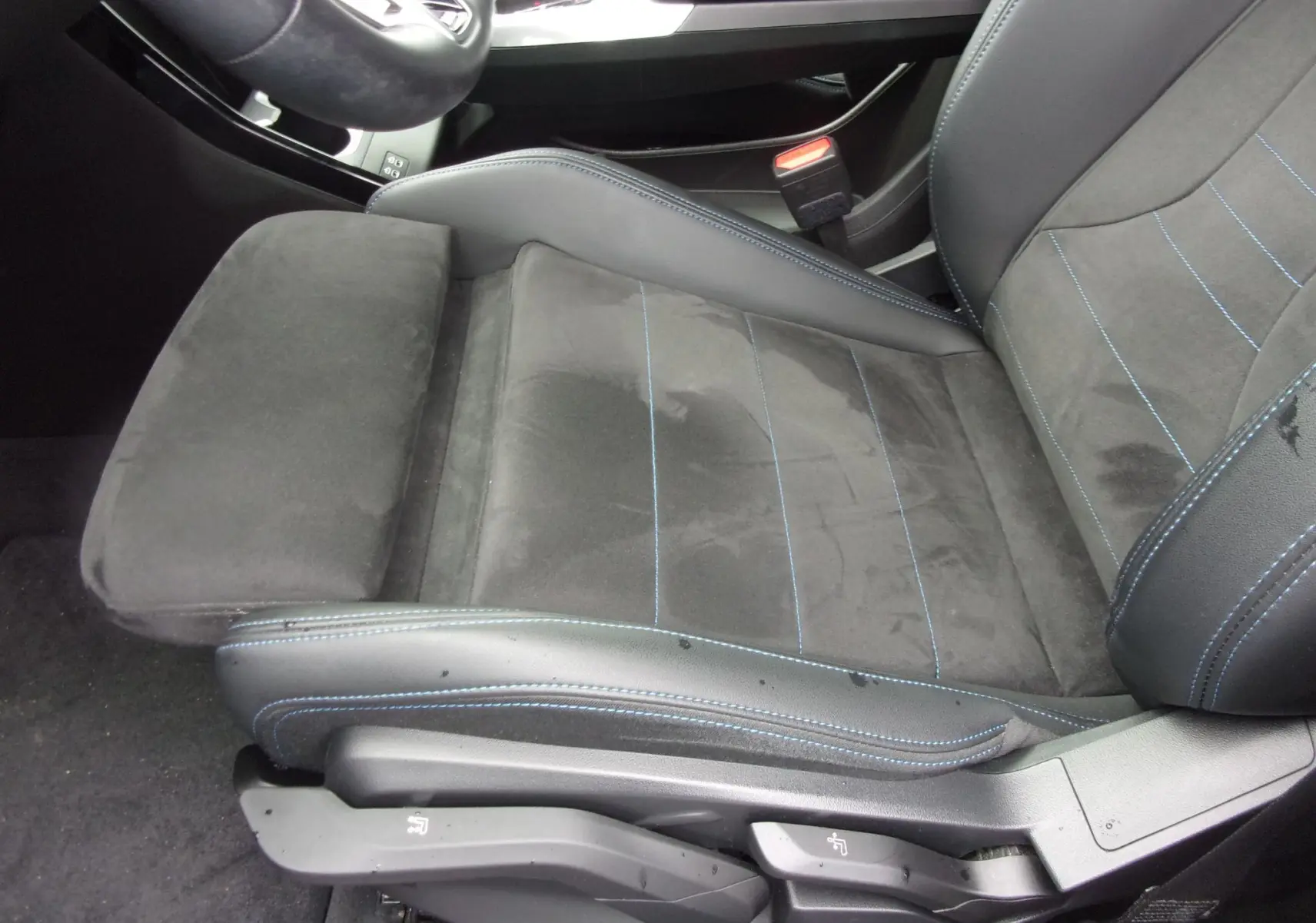 Gros plan sur le siège conducteur sport noir avec surpiqûres bleues du BMW X1 U11 xDrive 20d 2024, intérieur côté gauche.