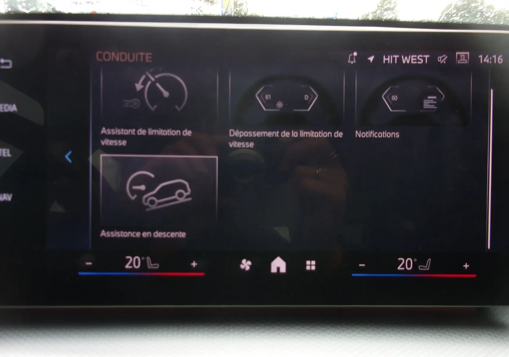 Écran tactile intérieur du BMW X1 2024 affichant les aides à la conduite et la climatisation à 20°C.