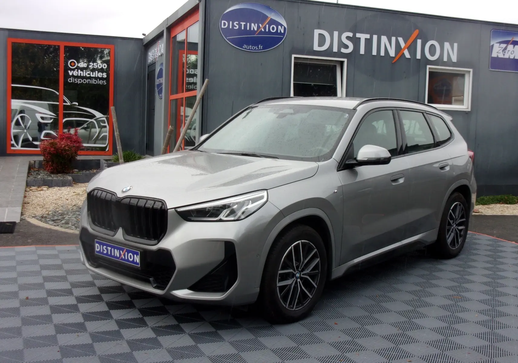 BMW X1 U11 xDrive 20d 2024 argent métallisé en 3/4 avant droit, avec calandre noire et jantes alliage distinctives.