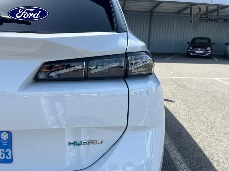 Gros plan sur le feu arrière droit blanc Okénite d'une Peugeot 308 SW PHEV 180ch GT e-EAT8 hybride rechargeable.