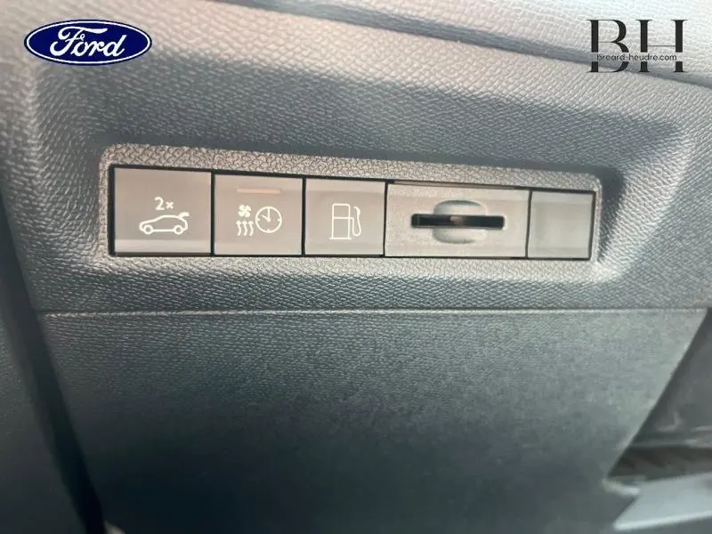 Panneau de commandes noir avec quatre boutons lumineux dans l'habitacle d'une Peugeot 308 SW blanc Okénite.