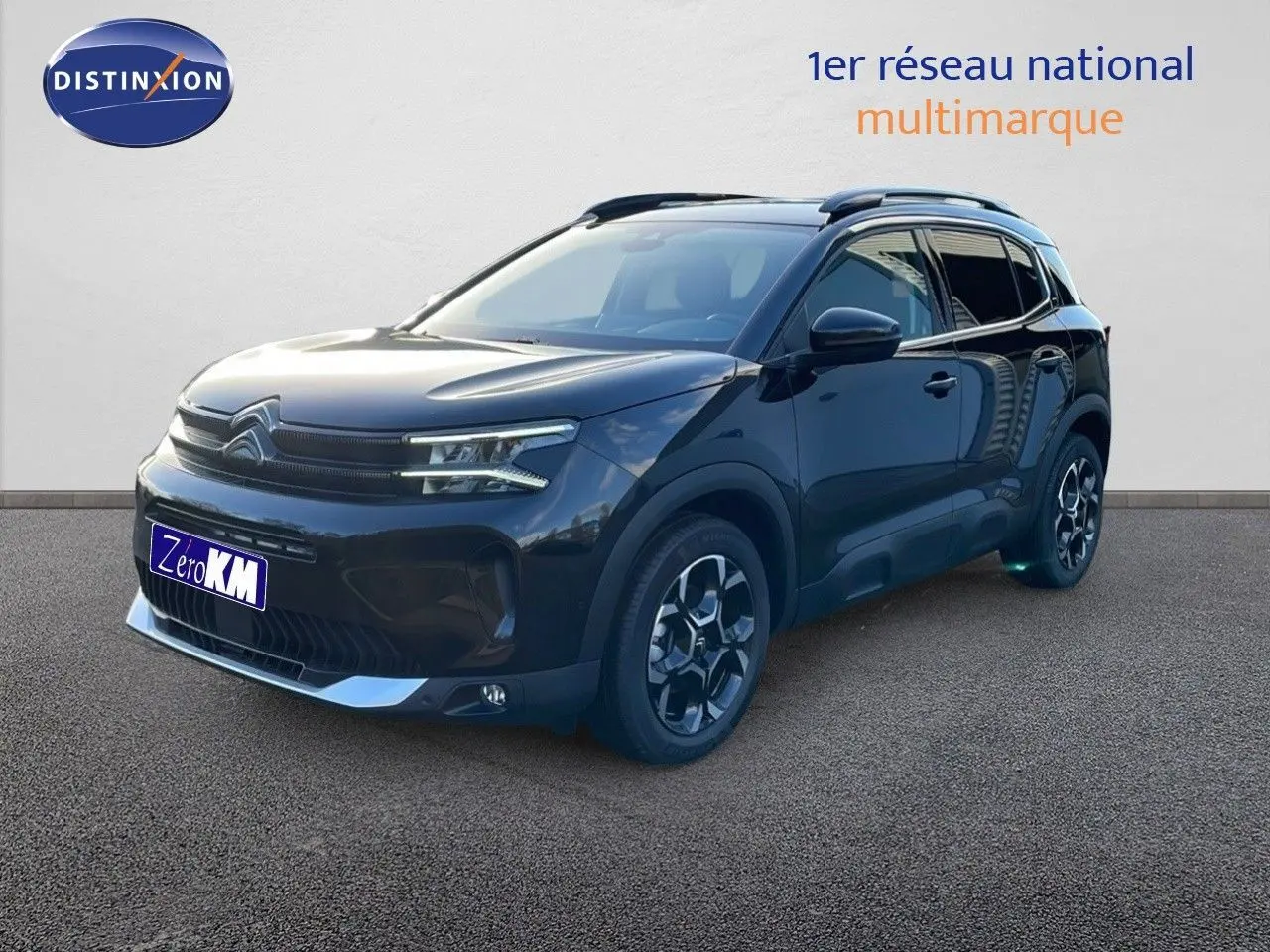 Citroën C5 Aircross noir perla metal en 3/4 avant droit, avec jantes distinctives et toit noir brillant.