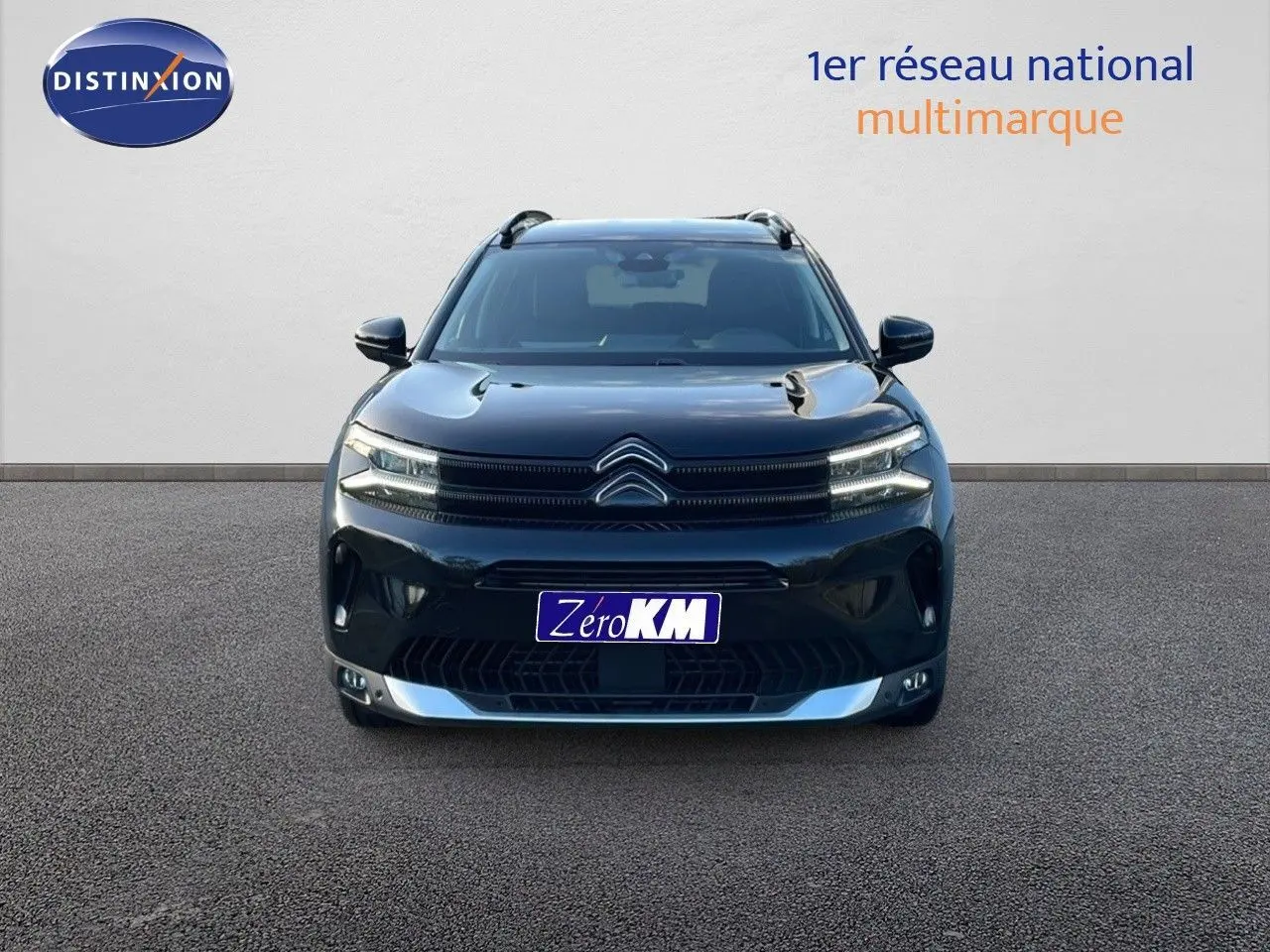 Vue de face du Citroën C5 Aircross noir perla metal avec ses phares LED et calandre distinctive.