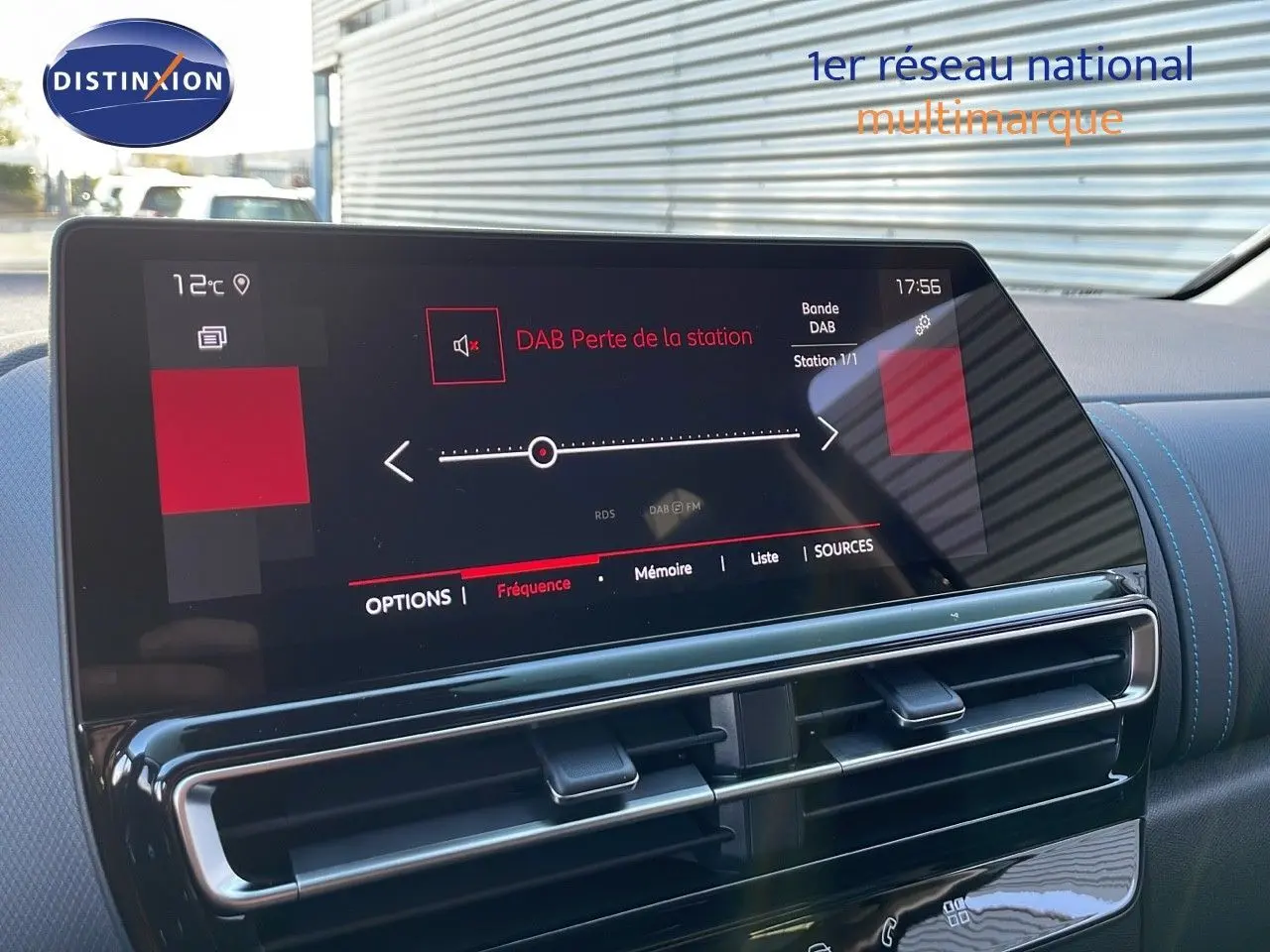 Écran tactile central du tableau de bord du Citroën C5 Aircross 2025 avec interface radio DAB affichée.