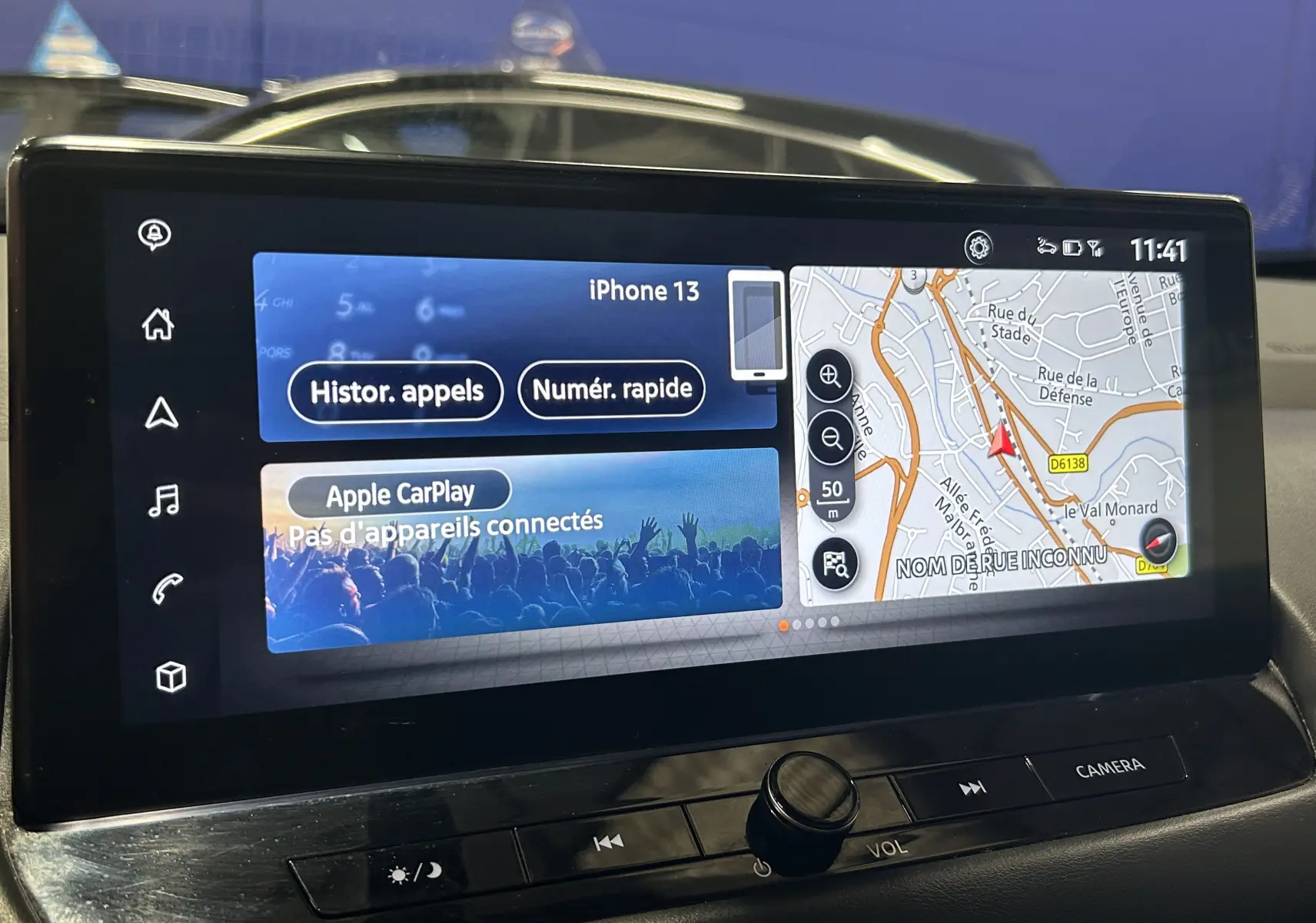 Écran tactile intérieur du Nissan Qashqai 2023 affichant navigation GPS et interface Apple CarPlay.