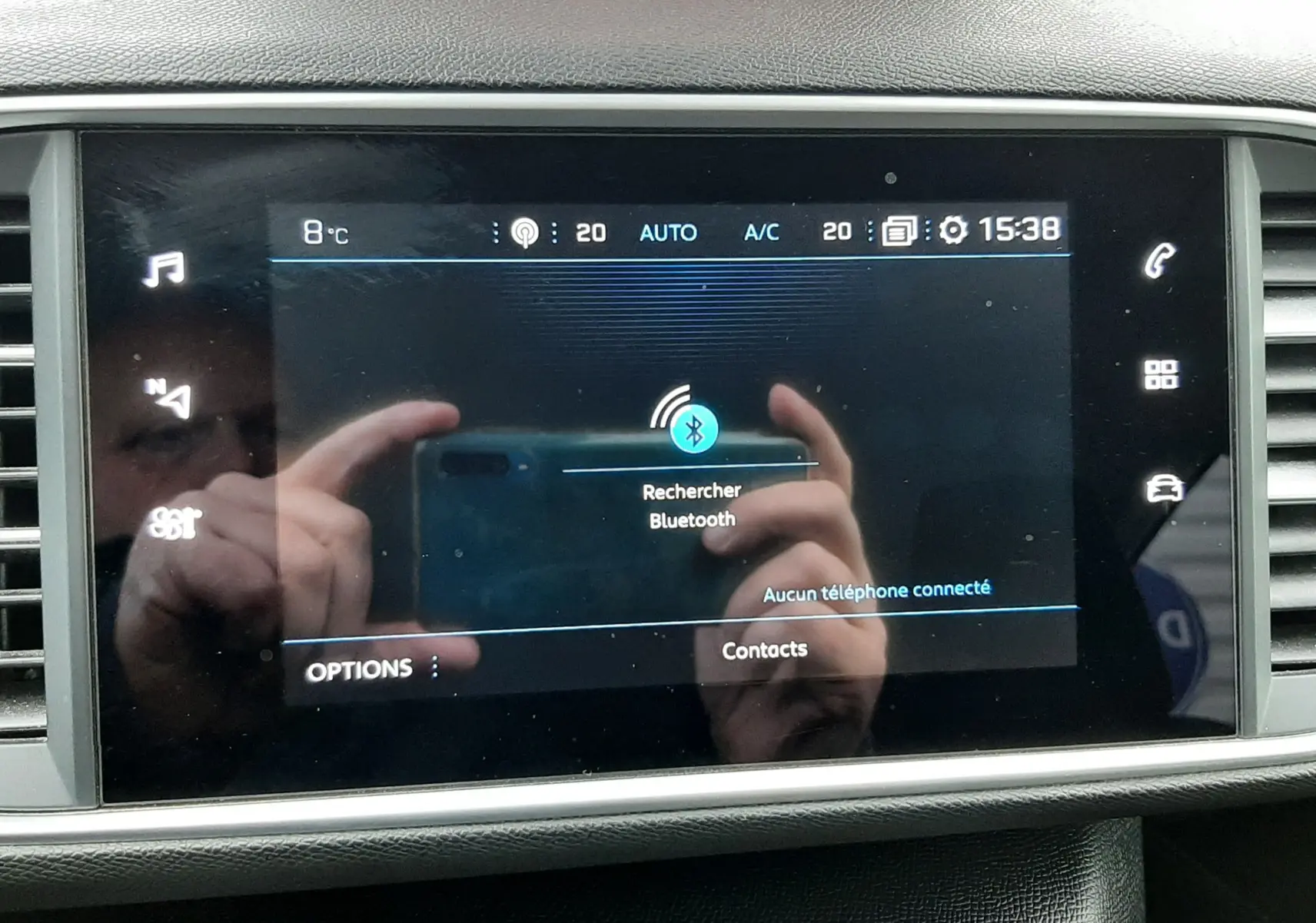 Écran tactile central du tableau de bord du Peugeot 308 SW gris, affichant la recherche Bluetooth en mode automatique.