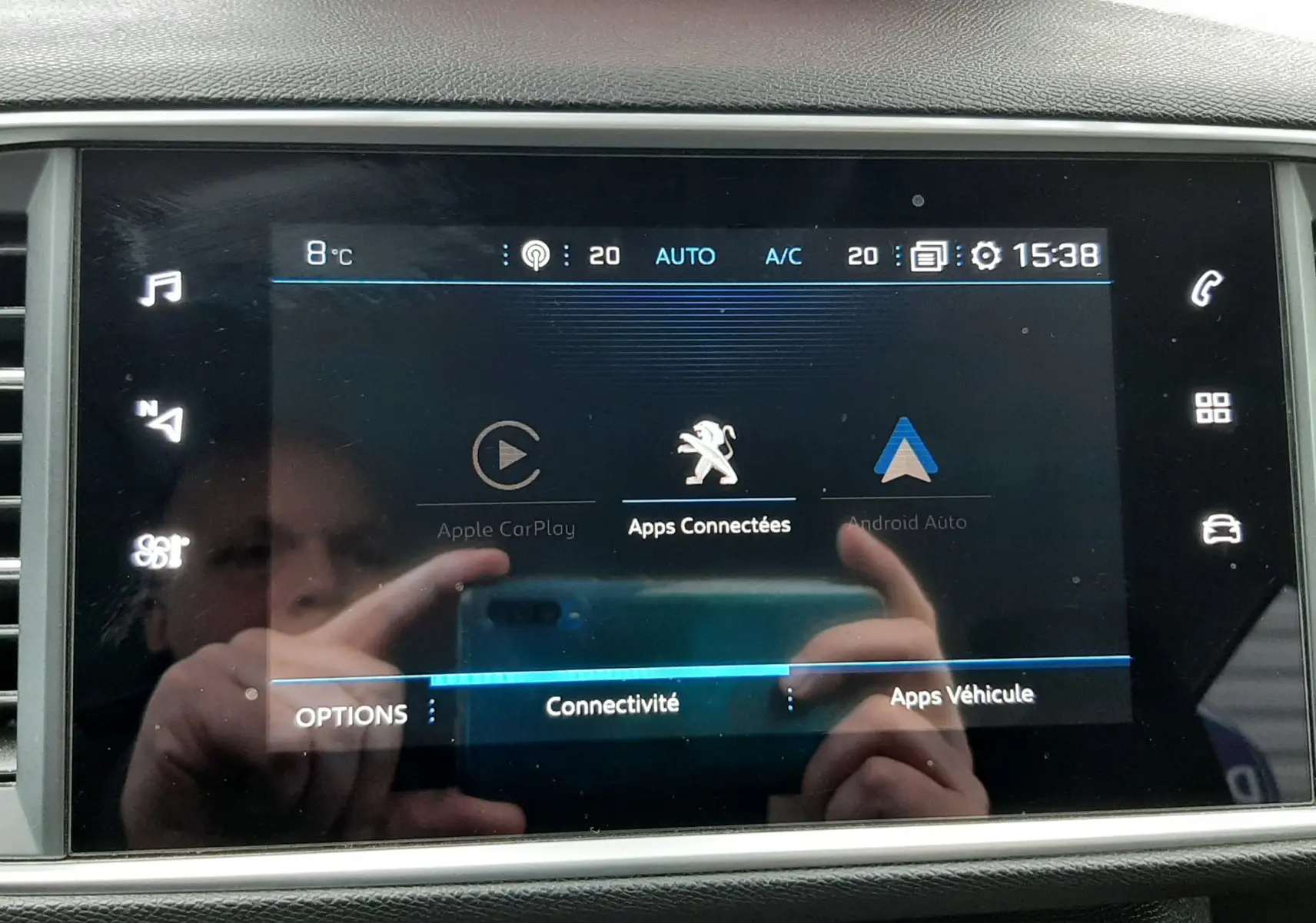 Écran tactile central du tableau de bord du Peugeot 308 SW gris Artense, affichant les options de connectivité et applications.