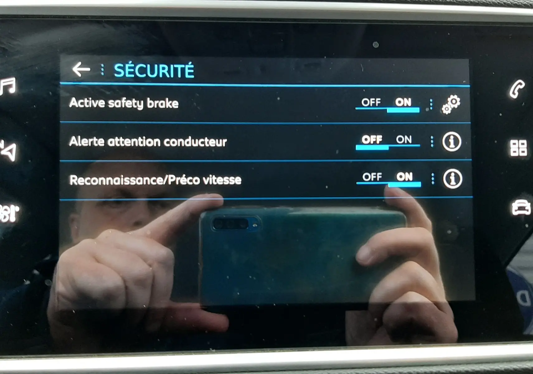 Écran tactile central de la Peugeot 308 SW 2021 affichant les réglages de sécurité avec options activées.