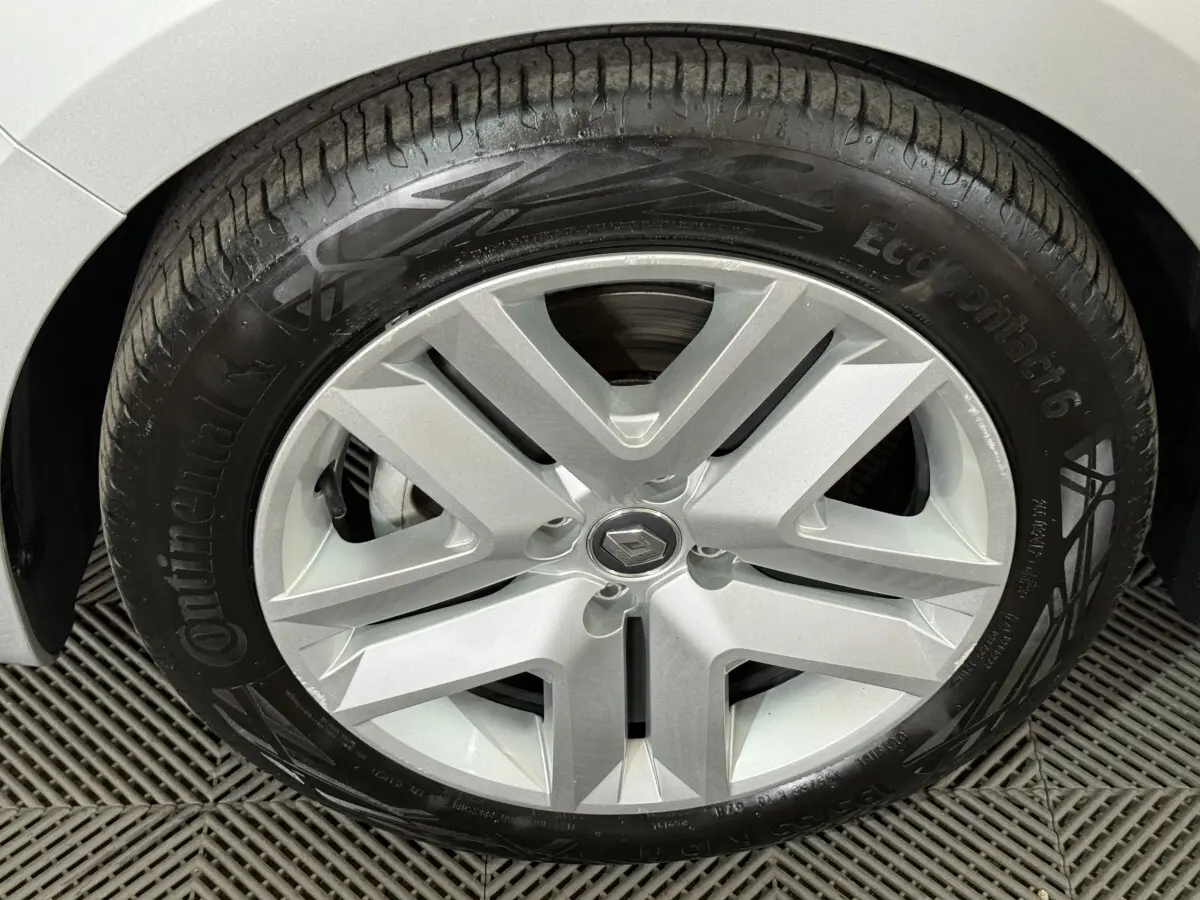 Gros plan sur la roue avant droite gris clair de la Renault Clio Business E-Tech hybride 2021 avec jante en alliage au design moderne.