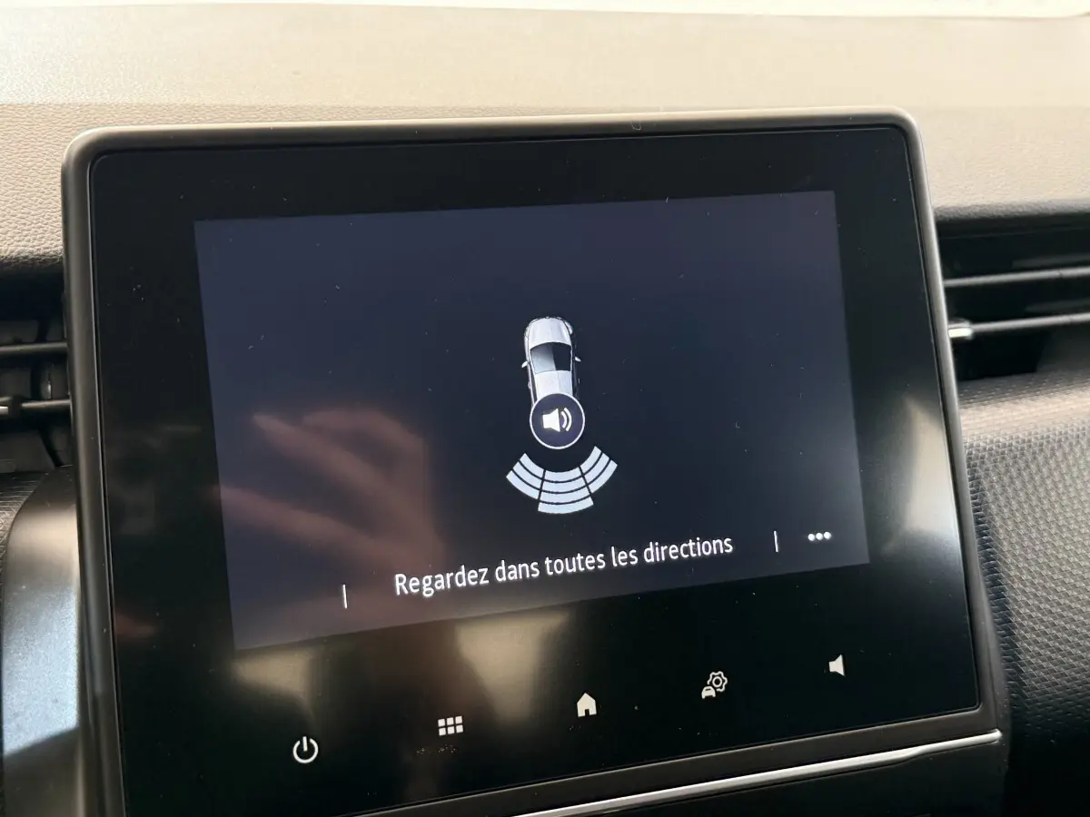 Écran tactile central de la Renault Clio Business E-Tech hybride 2021 affichant l'aide au stationnement.