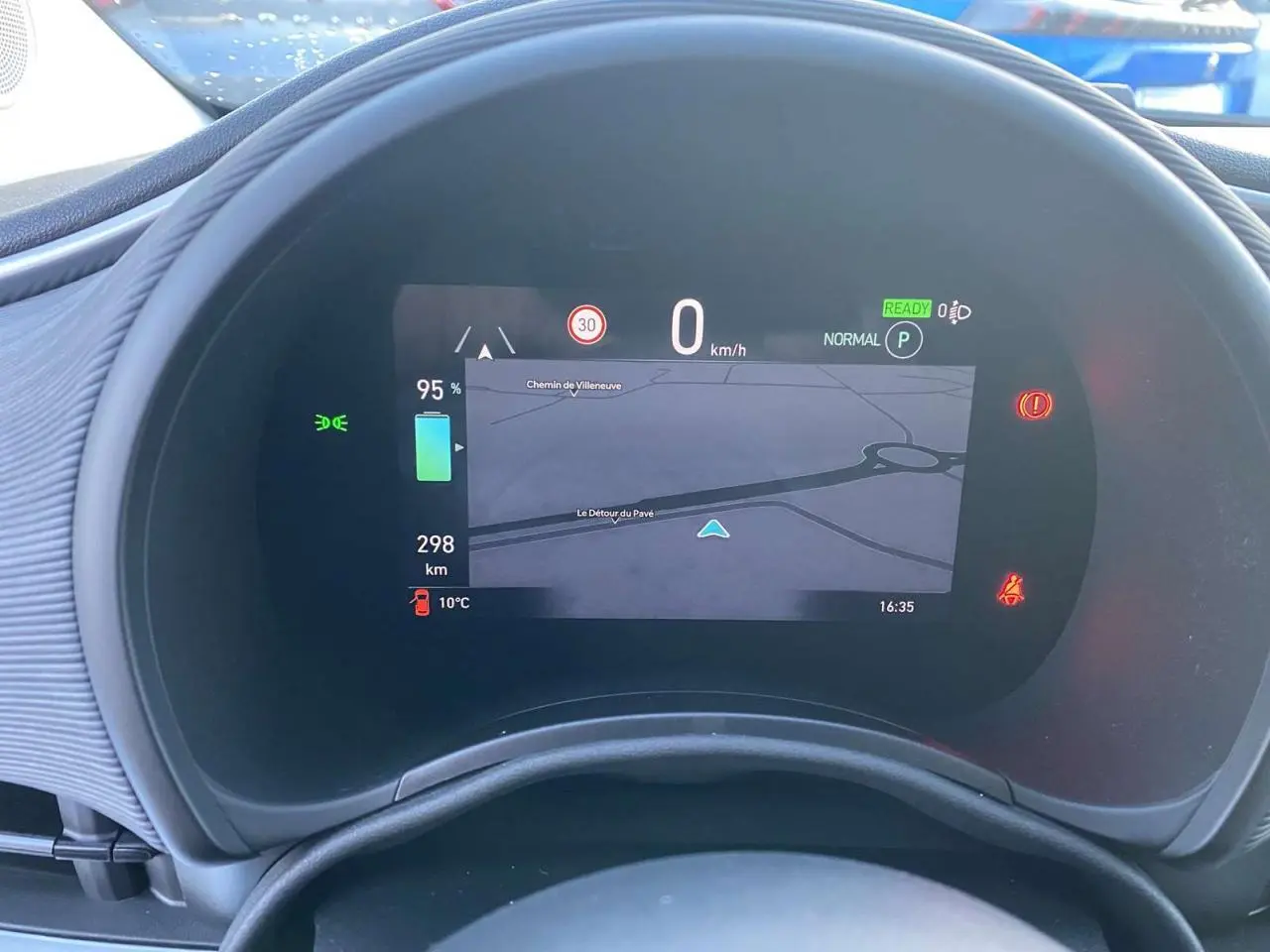 Tableau de bord numérique de la Fiat 500 électrique 2022, affichant la navigation et autonomie batterie à 95%