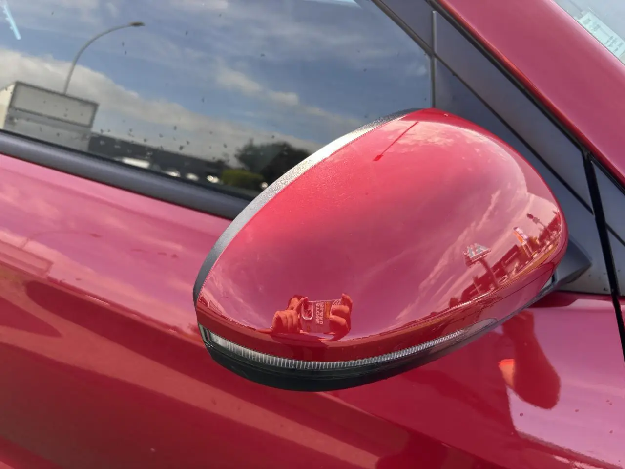 Rétroviseur droit rouge métallisé avec clignotant intégré sur Hyundai Tucson III 2020 vue rapprochée.