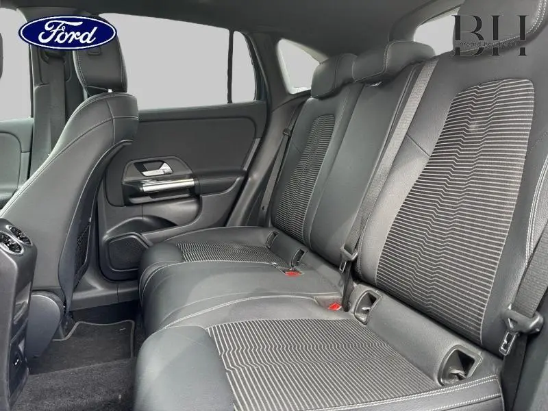 Vue intérieure sur la banquette arrière en tissu noir avec motifs gris d'un Mercedes GLA 250 e bleu denim métallisé 2020
