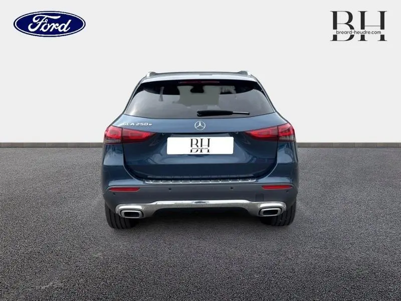 Vue arrière d'une Mercedes GLA 250 e Business Line bleu denim métallisé avec double sortie d'échappement chromée.