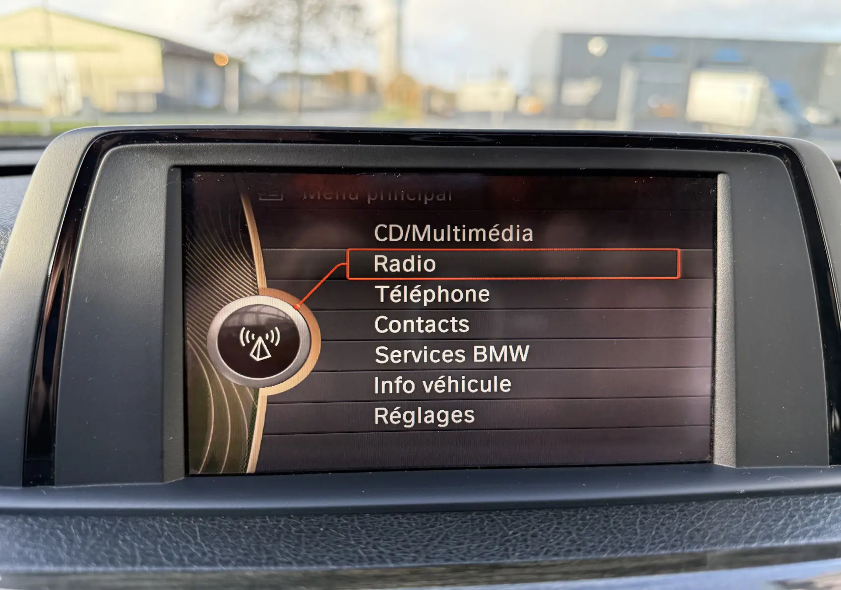 Écran central du système multimédia BMW Série 3 320D 2013 affichant le menu principal avec la sélection "Radio" mise en surbrillance.