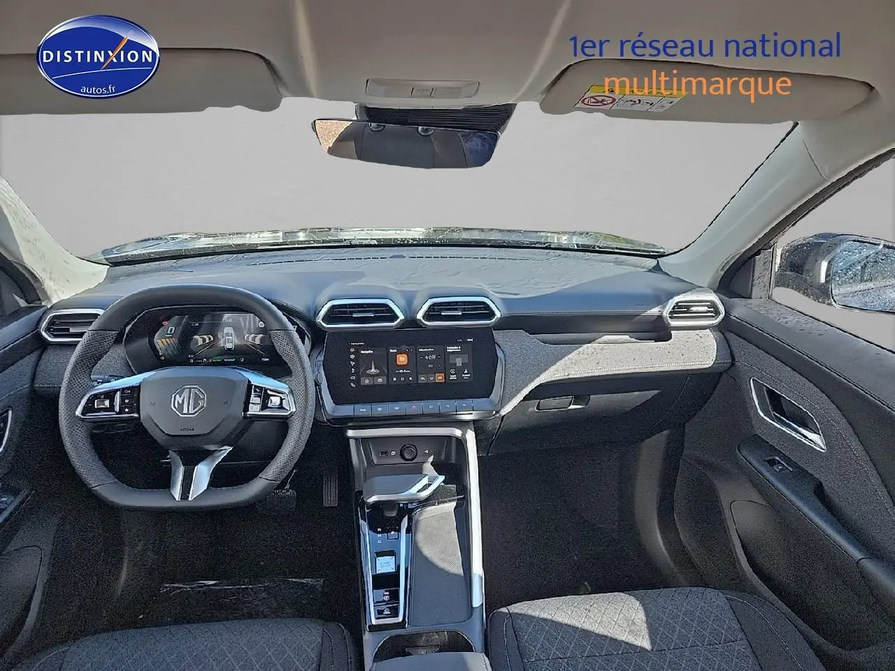 Vue intérieure avant du MG ZS Hybrid 197 noir, avec tableau de bord digital et écran tactile central 10,25 pouces.