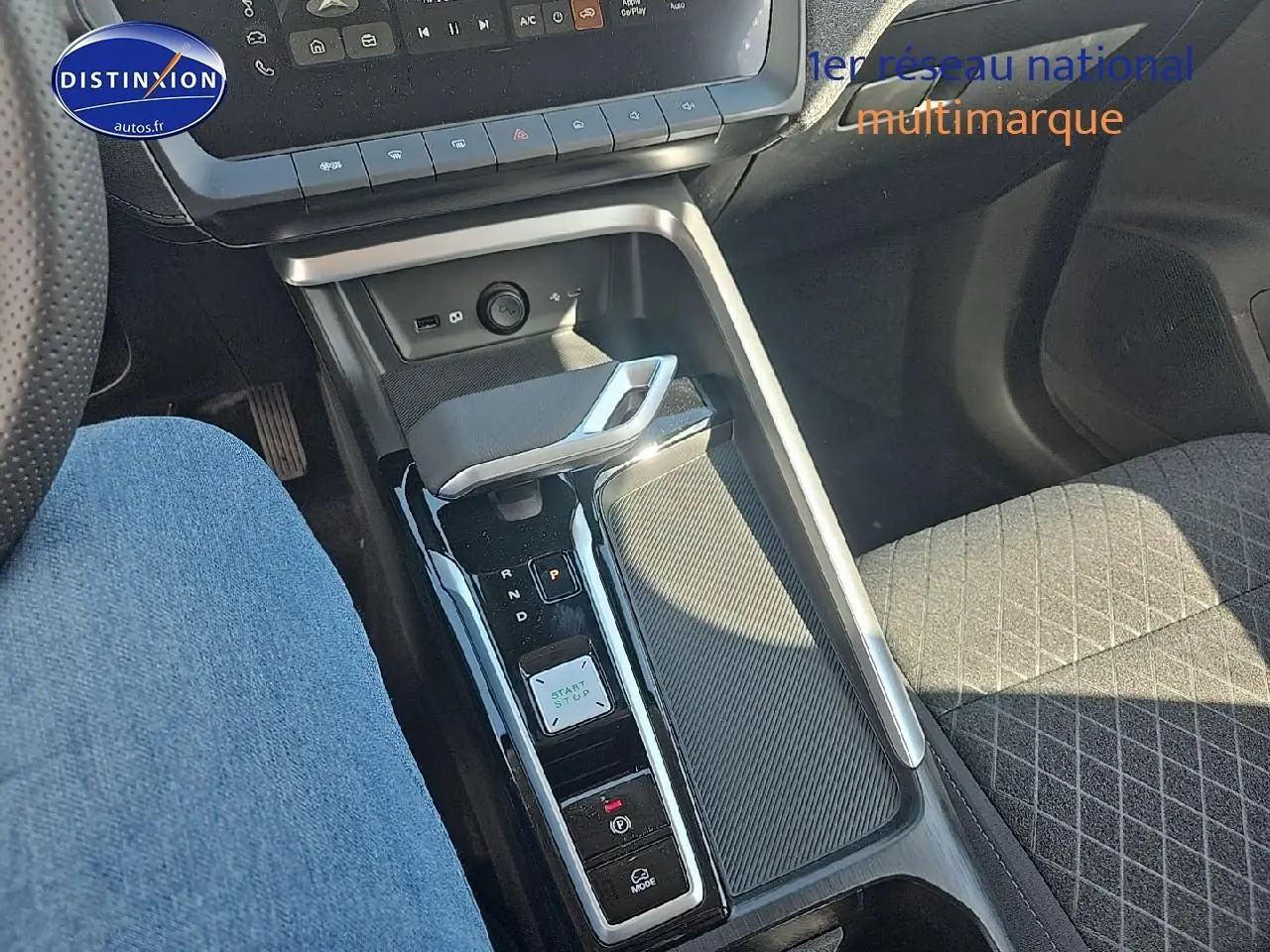 Vue intérieure centrée sur la console centrale du MG ZS Hybrid 197 noir, avec levier de vitesse automatique et bouton start/stop.
