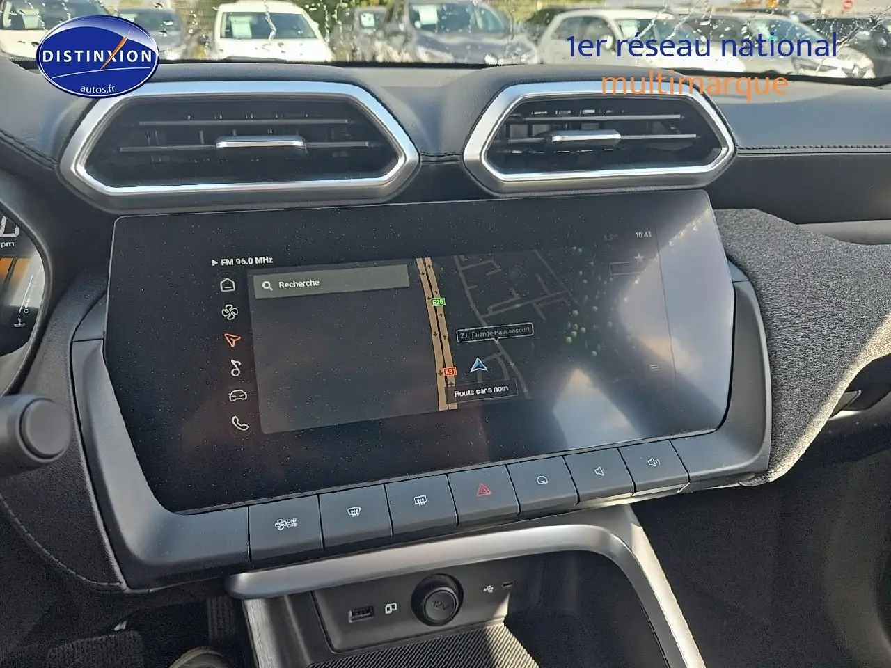Vue rapprochée de l’écran tactile central et des aérateurs hexagonaux du tableau de bord du MG ZS Hybrid noir 2026.