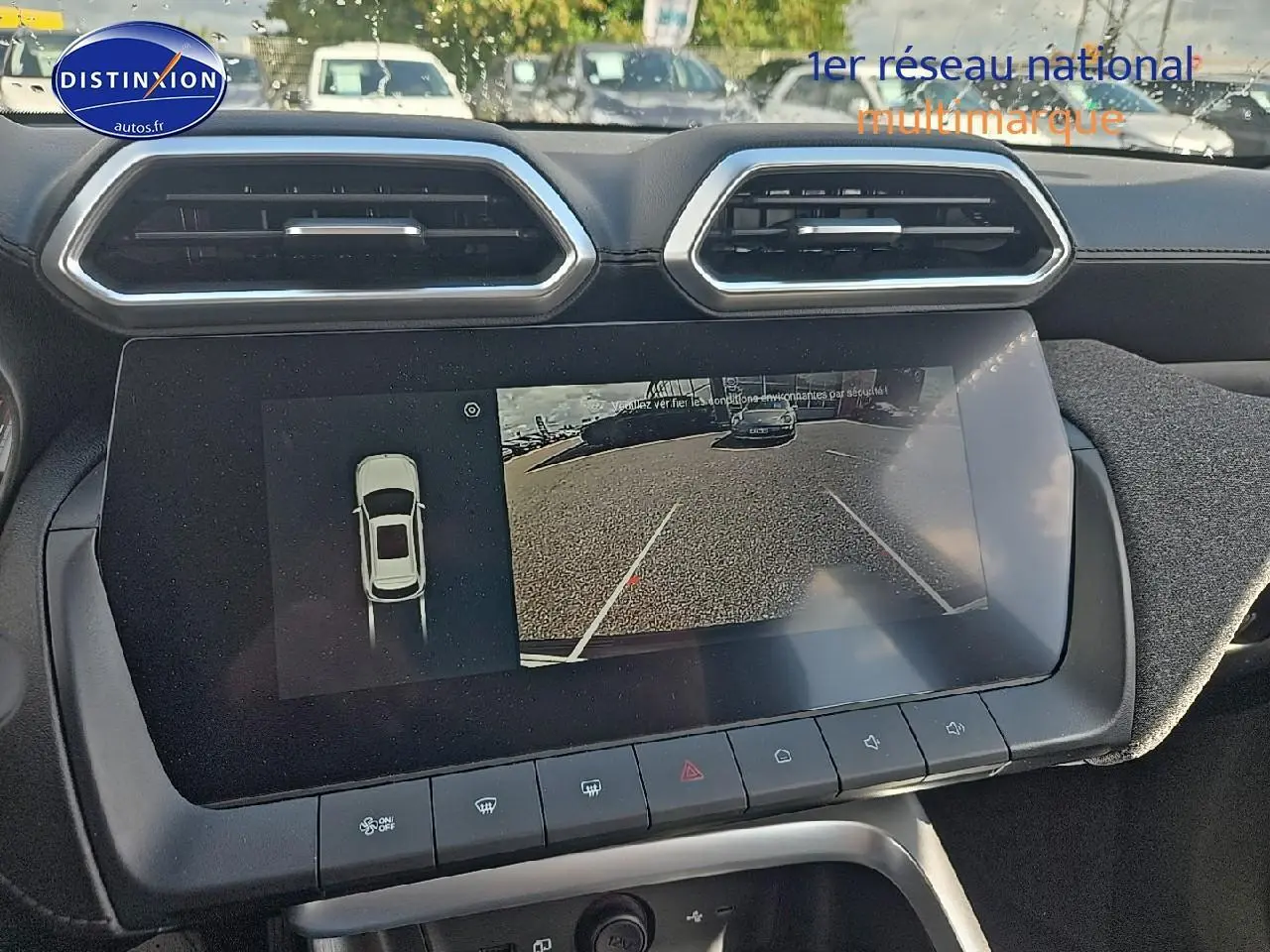 Écran tactile central affichant la caméra de recul du MG ZS Hybrid noir, vue intérieure du tableau de bord.
