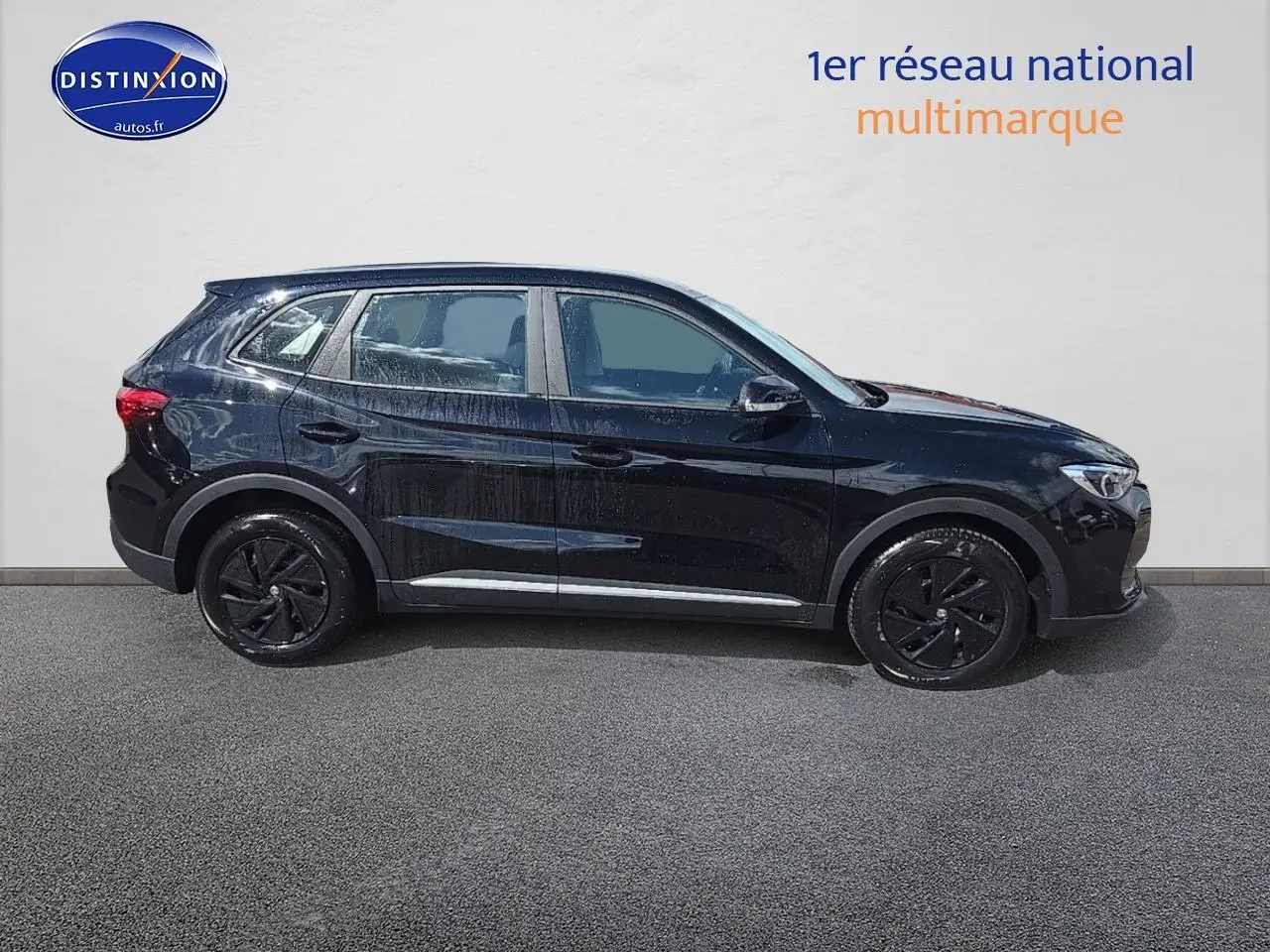Vue de profil côté gauche du SUV MG ZS Hybrid 197 noir avec jantes noires et lignes épurées sur fond clair.