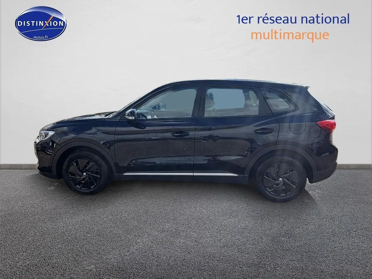 Profil côté gauche du MG ZS Hybrid 197 noir 2026 avec jantes noires et lignes épurées visibles.