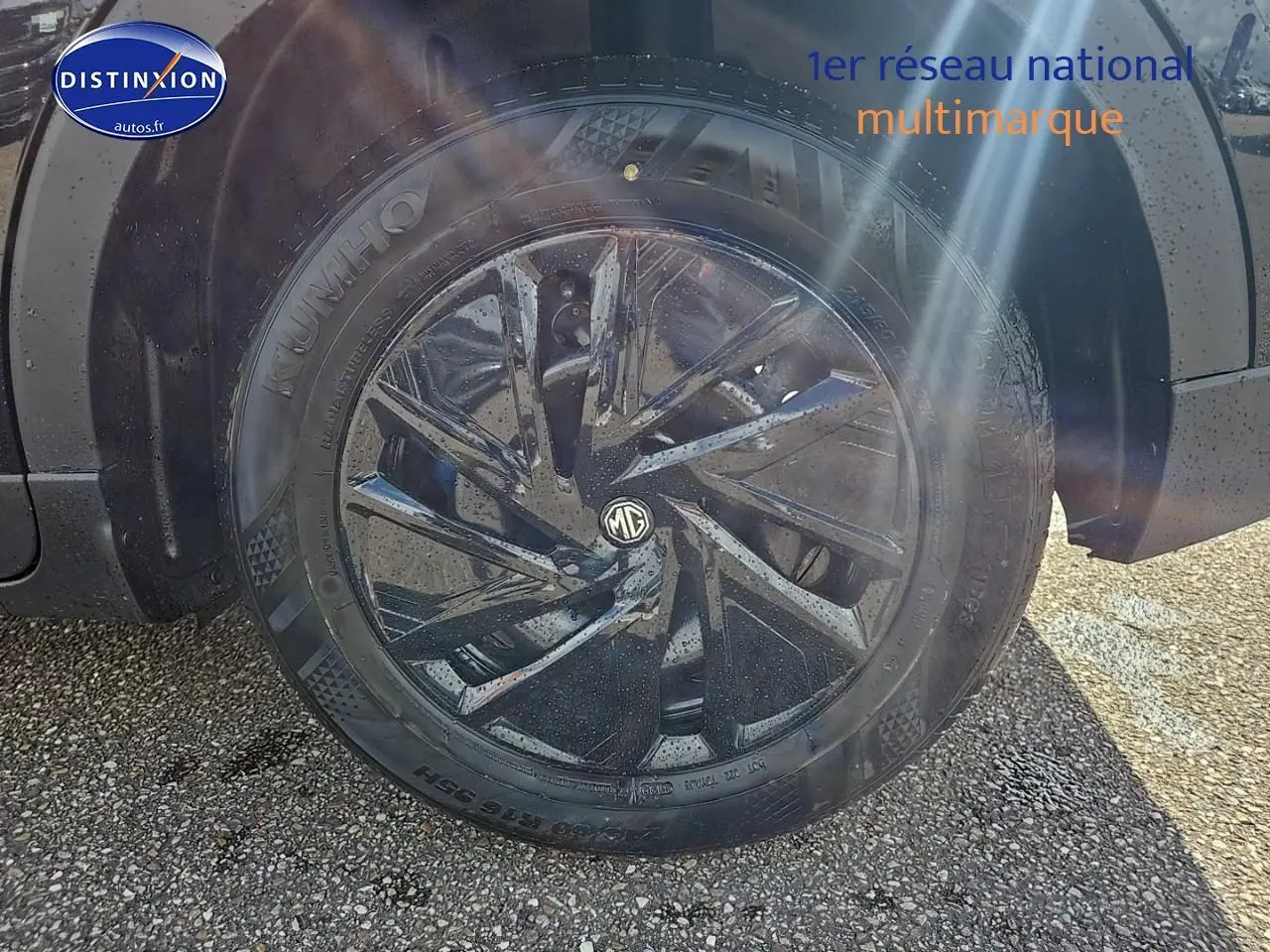 Gros plan sur la roue avant droite noire du MG ZS Hybrid 197 avec jante acier et enjoliveur noir brillant.