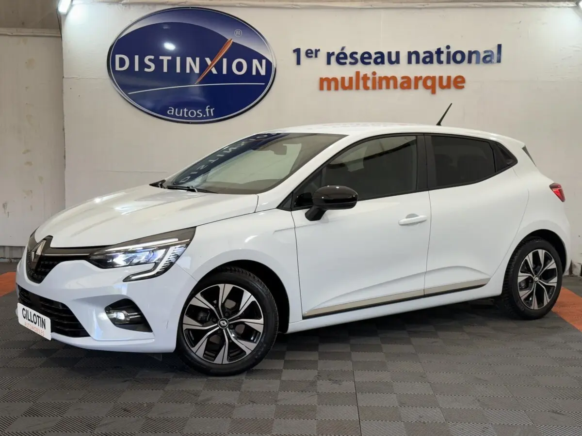 Renault Clio Evolution TCe 100 GPL blanc en vue de profil côté gauche, avec jantes alliage et rétroviseurs noirs.