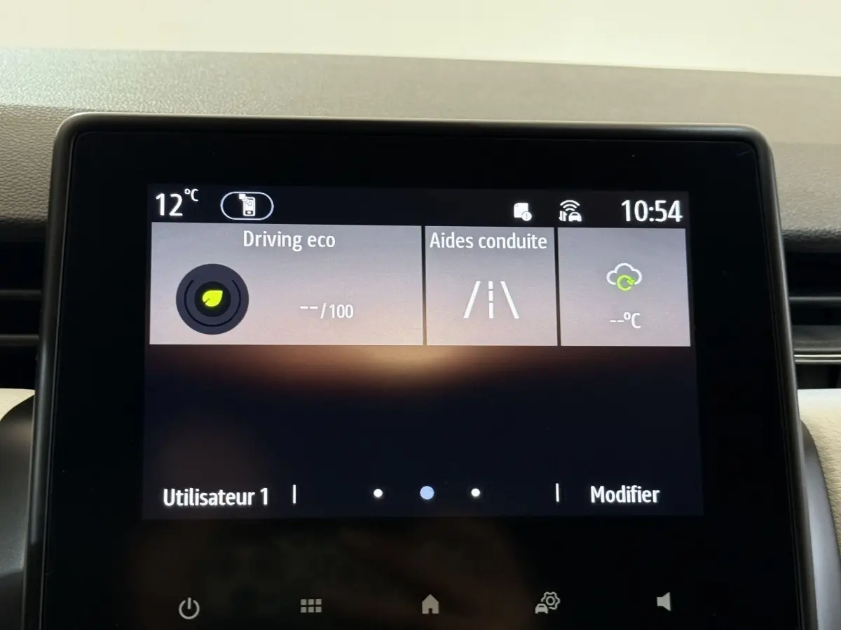 Écran tactile central de la Renault Clio blanc 2023 affichant les aides à la conduite et l’info éco à 10h54.