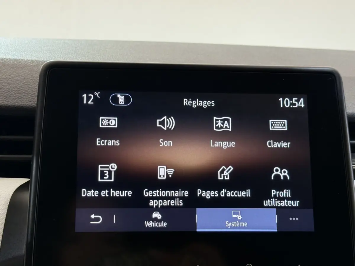 Écran tactile central de la Renault Clio blanche Evolution TCe 100 GPL affichant le menu Réglages à 10h54.