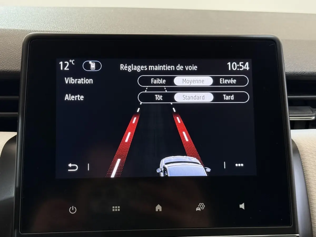 Écran tactile central de la Renault Clio Evolution TCe 100 GPL affichant les réglages du maintien de voie.