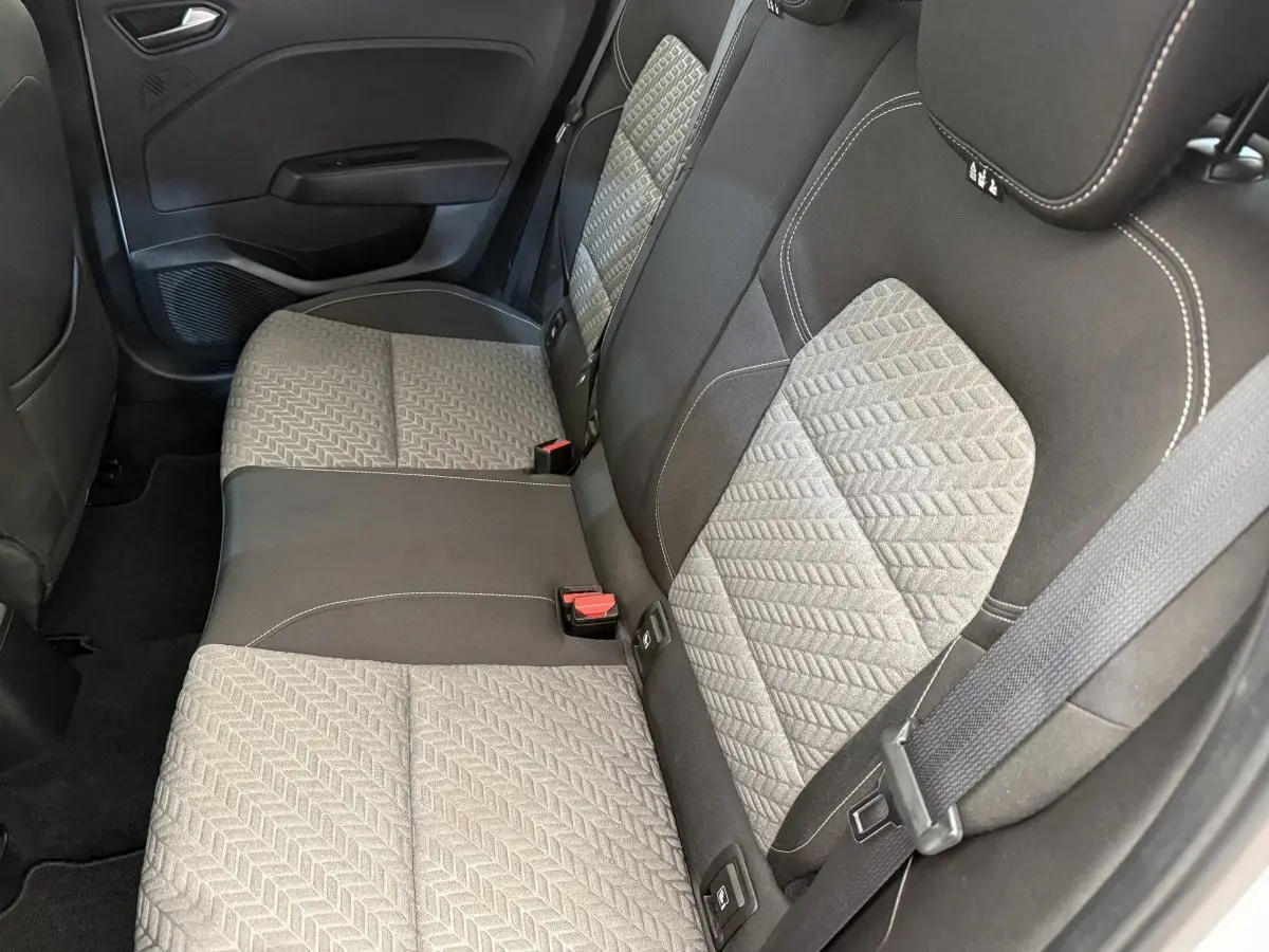 Vue intérieure côté droit des sièges arrière gris clair et noir de la Renault Clio Evolution TCe 100 GPL 2023.
