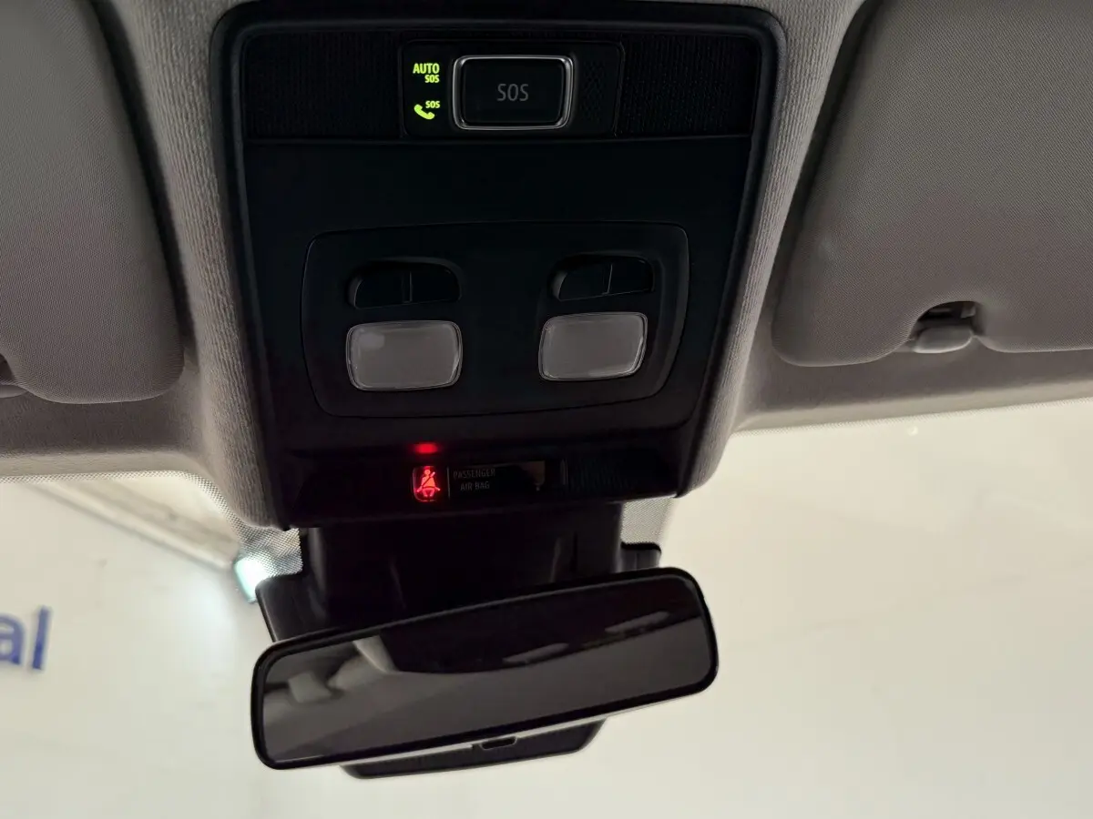 Vue intérieure du plafonnier et du rétroviseur d’une Renault Clio blanche Evolution TCe 100 GPL 2023.