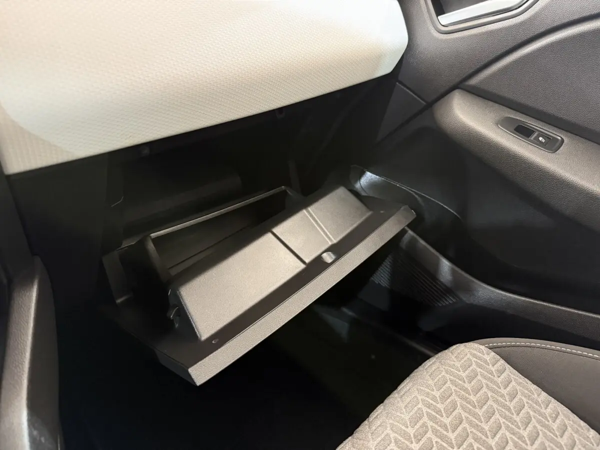 Gant de boîte à gants ouvert côté passager, intérieur noir et blanc de la Renault Clio Evolution TCe 100 GPL 2023.
