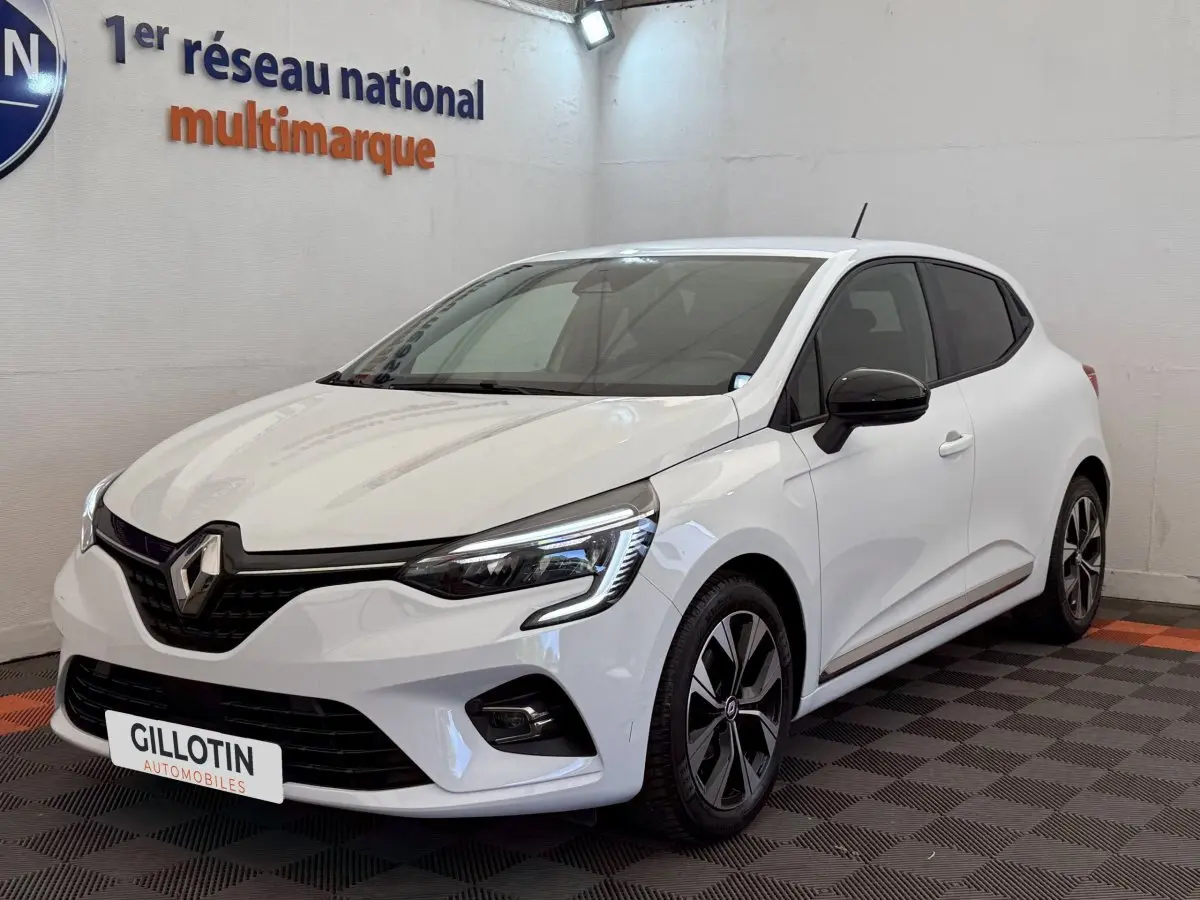 Renault Clio Evolution TCe 100 GPL blanc vue 3/4 avant droit avec jantes noires et rétroviseurs noirs.