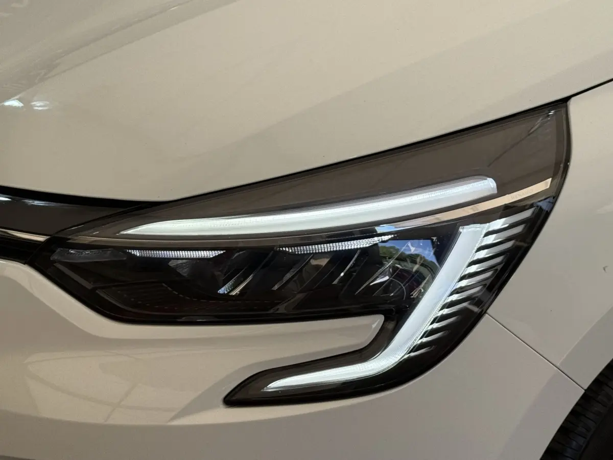 Gros plan sur le phare avant droit LED blanc de la Renault Clio Evolution TCe 100 GPL 2023.