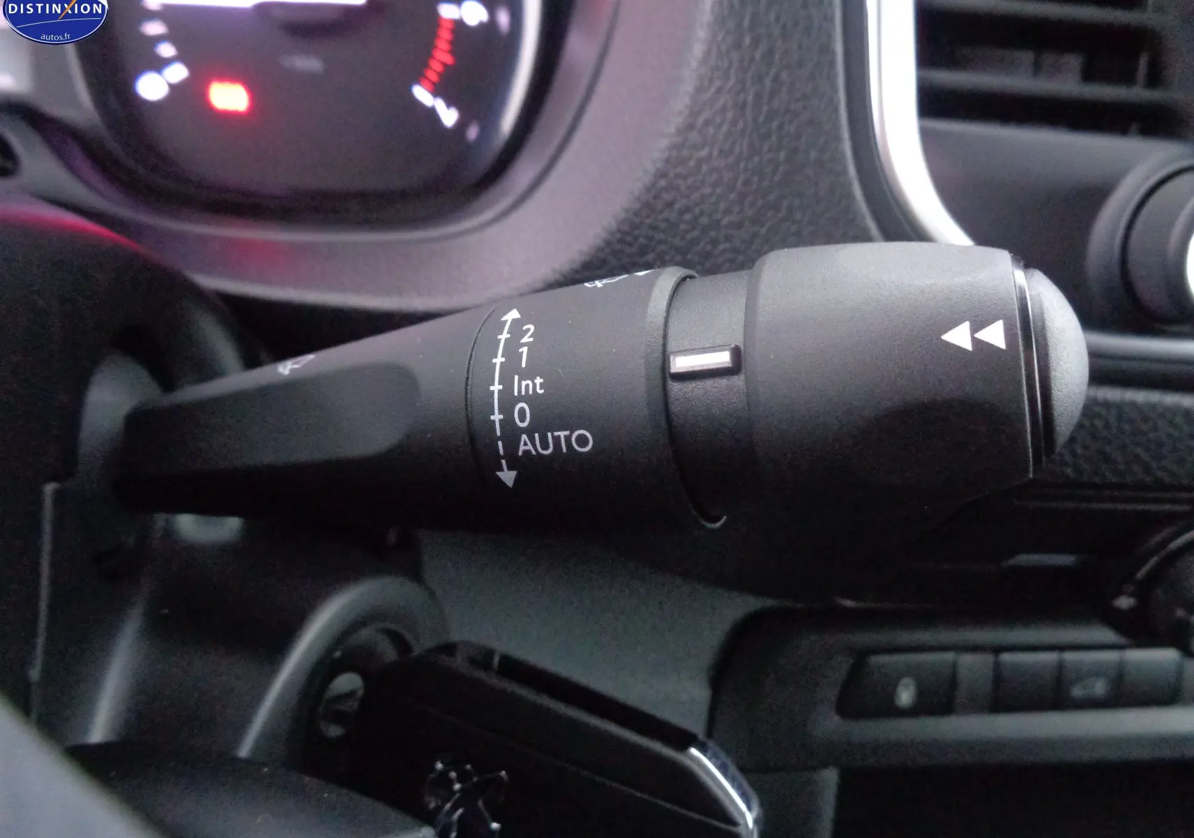 Gros plan sur la commande d’essuie-glace du Peugeot Expert Fourgon gris Artense 2022, avec tableau de bord en arrière-plan.