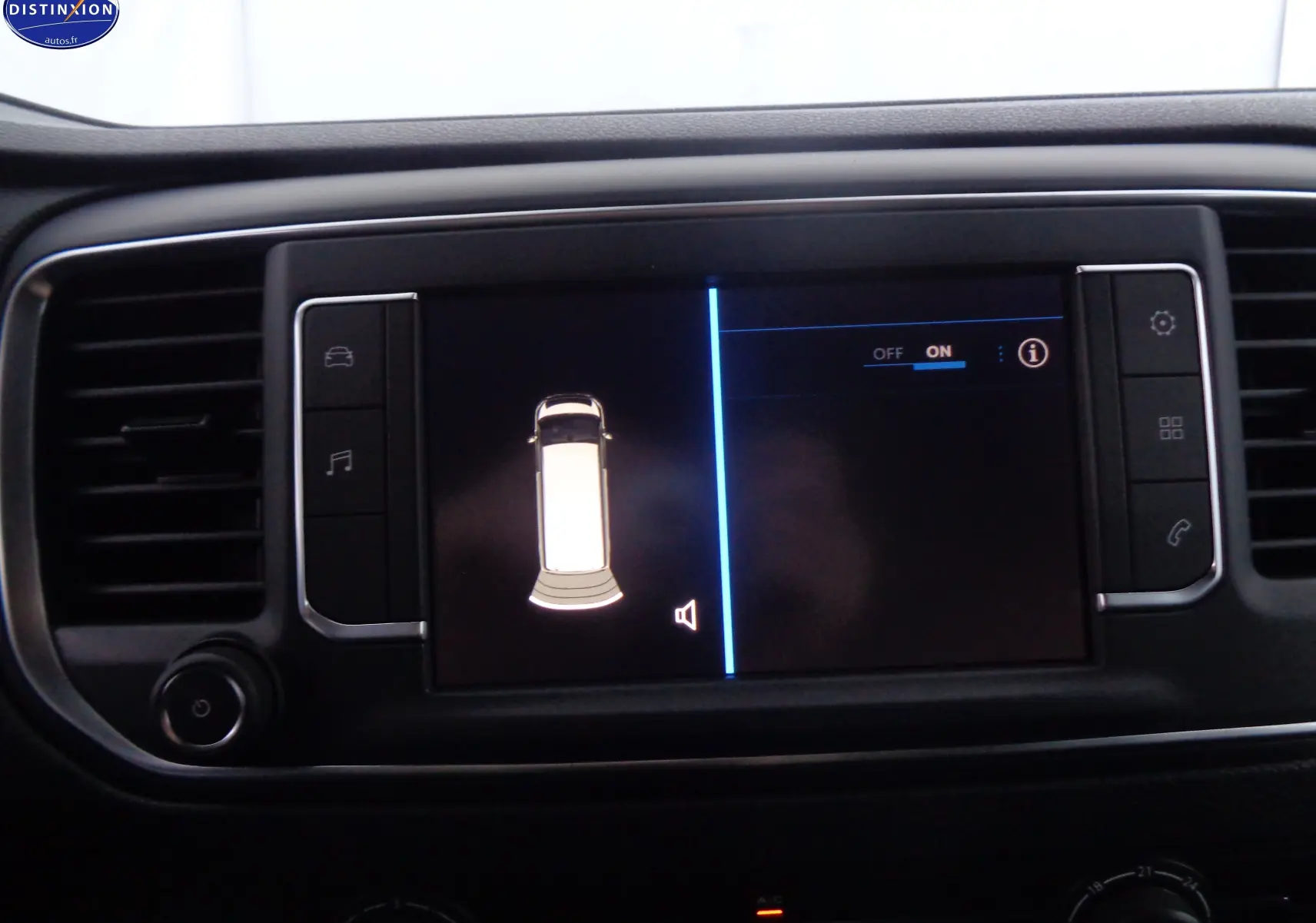 Écran tactile central du Peugeot Expert Fourgon 2022 montrant l'activation du système d'aide au stationnement.