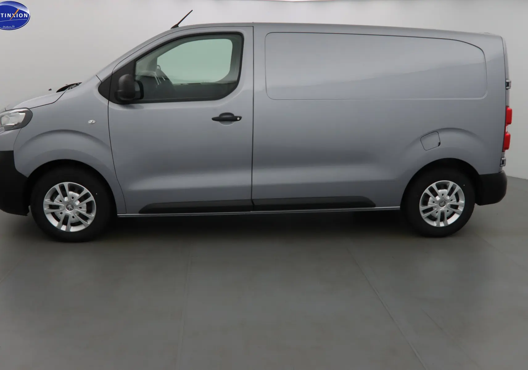 Profil côté gauche du Peugeot Expert Fourgon gris Artense 2022, avec porte coulissante et jantes acier.