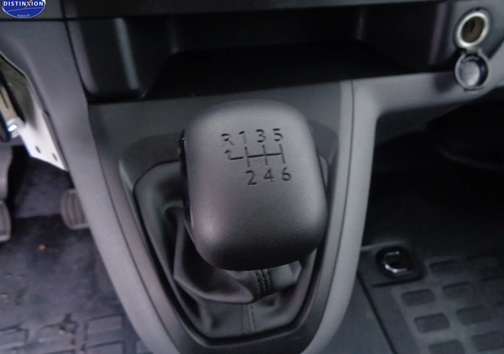 Le levier de vitesses manuel 6 rapports du Peugeot Expert Fourgon gris Artense, vue rapprochée de la console centrale.