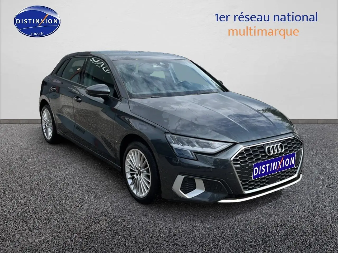 Audi A3 Sportback gris Manhattan vue 3/4 avant droit avec calandre hexagonale et jantes alu 17 pouces