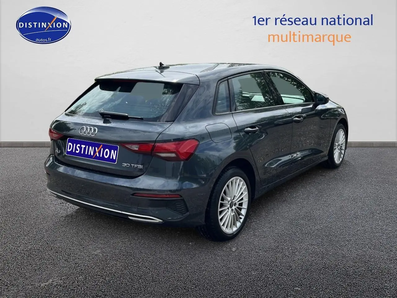 Audi A3 Sportback gris Manhattan vue 3/4 arrière droit avec jantes alu et feux LED distinctifs.